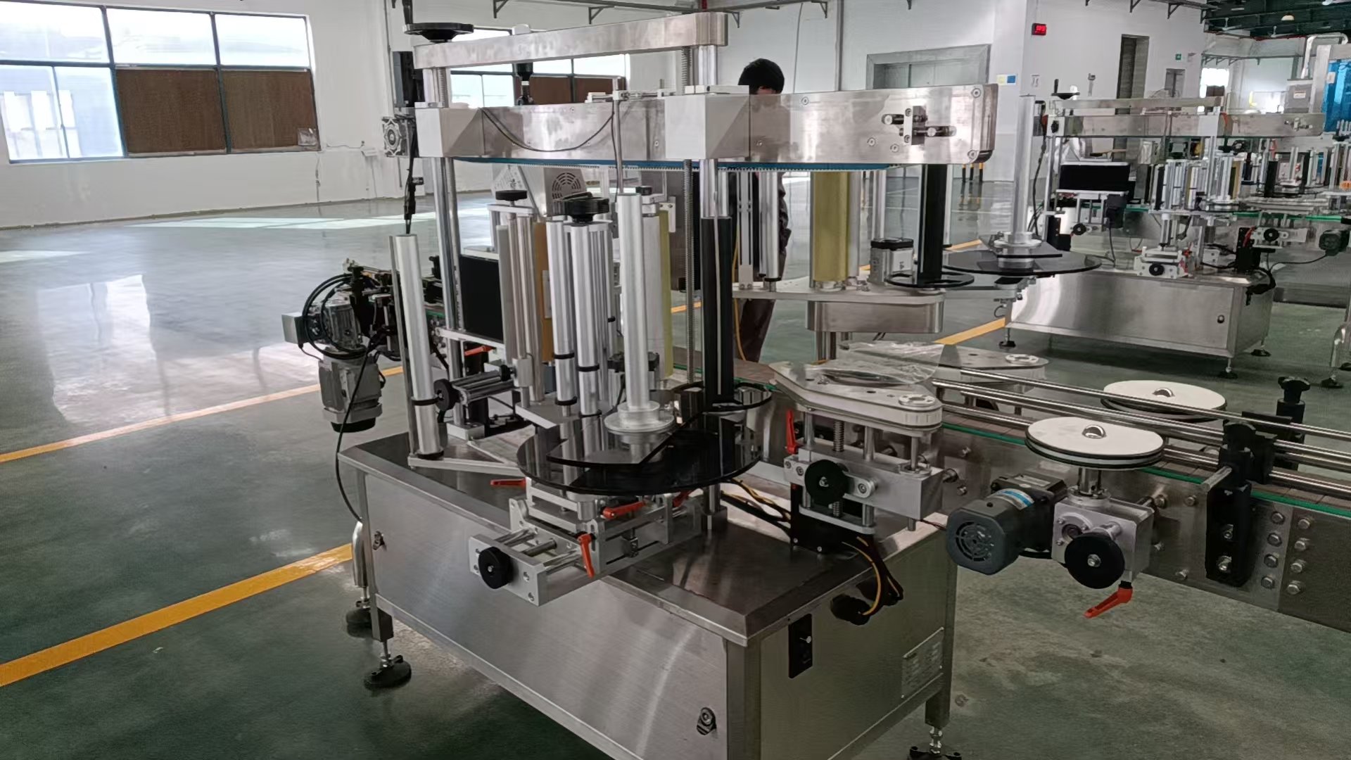 Round Bottle Self-adhesive Labeling Machine